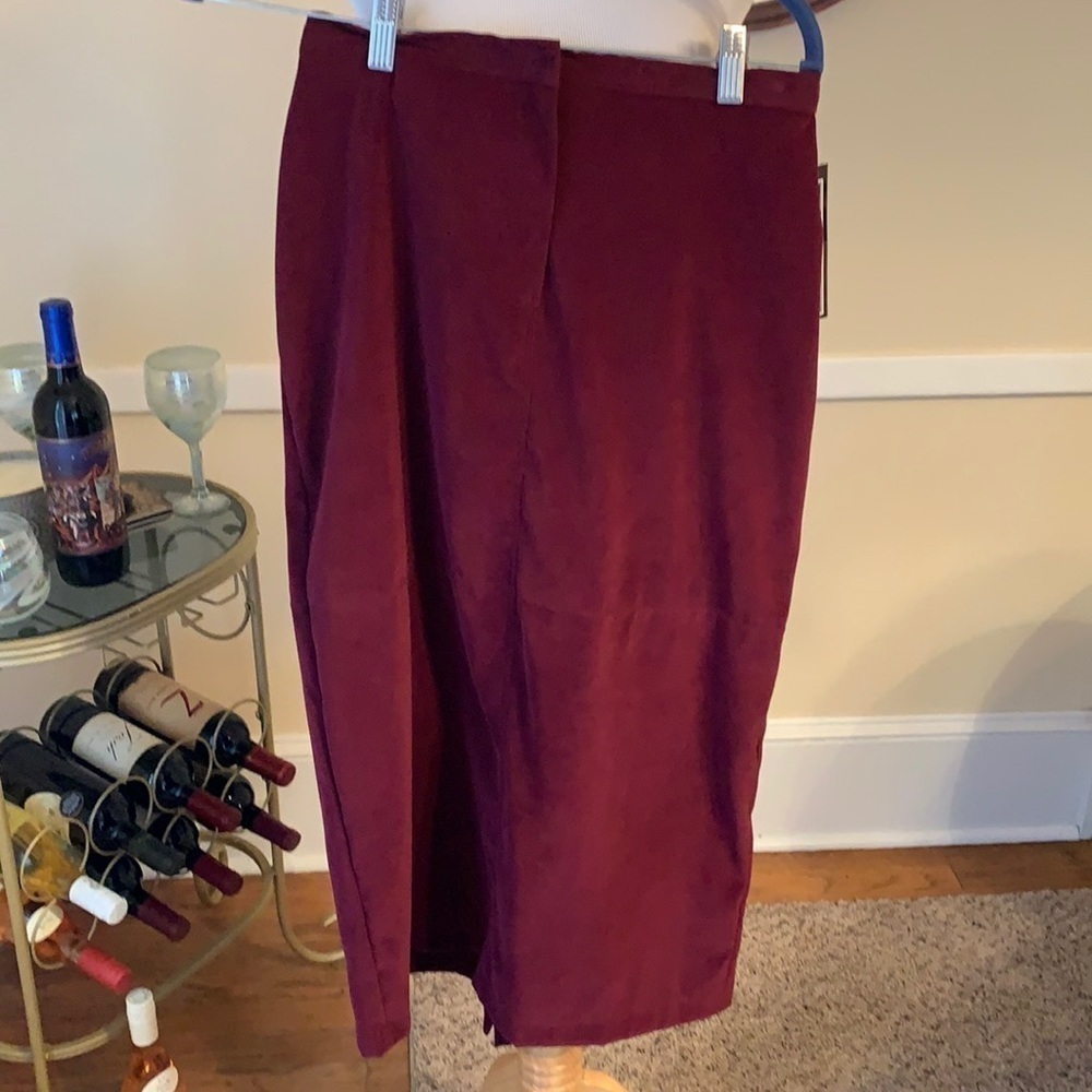 Ilyza Petite Size 8 Petite Burgundy Skirt NWT